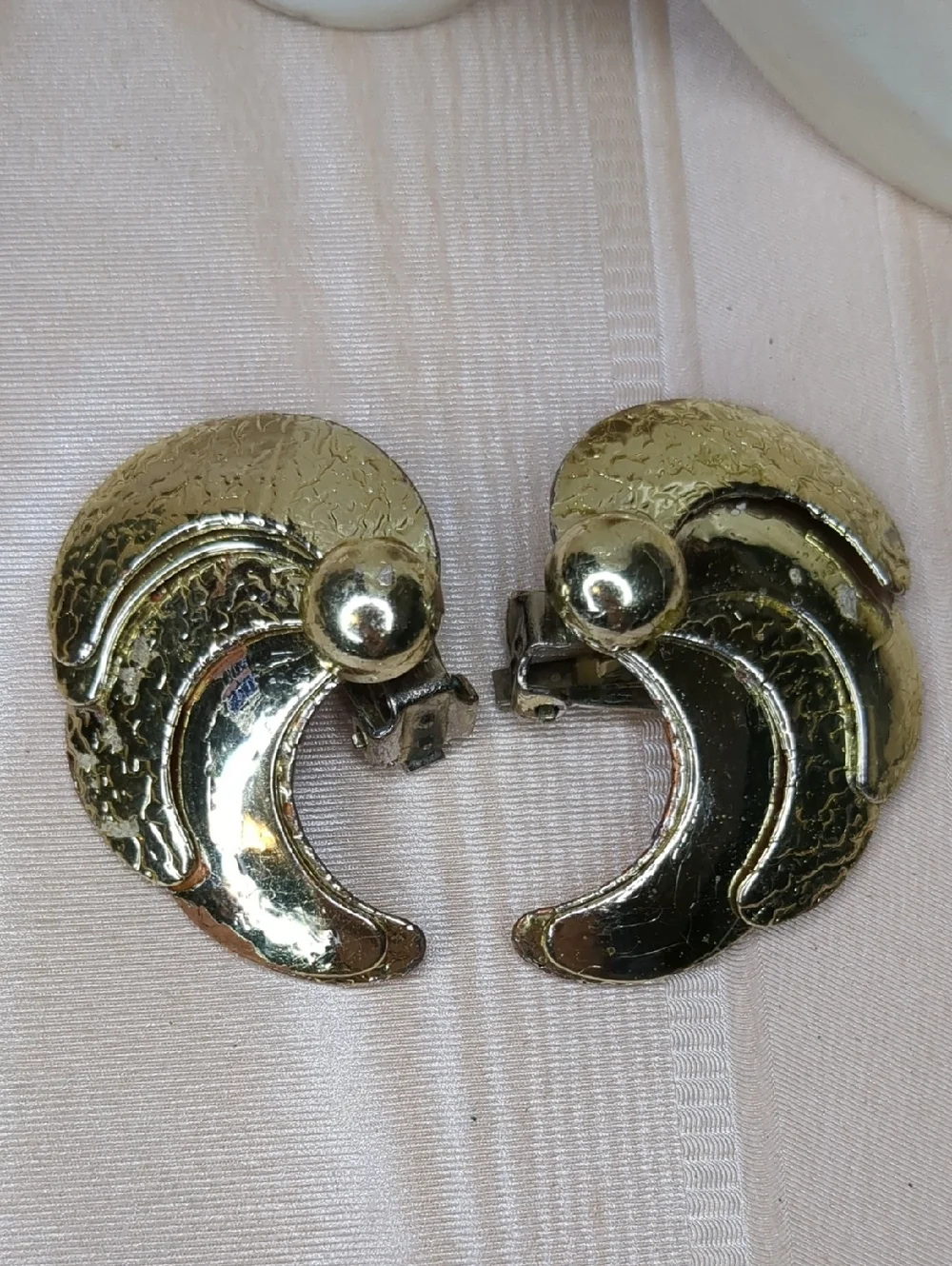 3/$15 Vintage 80s Gold Tone Fan Earrings Metal Sea Shell Style Clip-on
